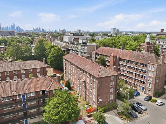Flat for sale in Bromley-by-Bow, Bow