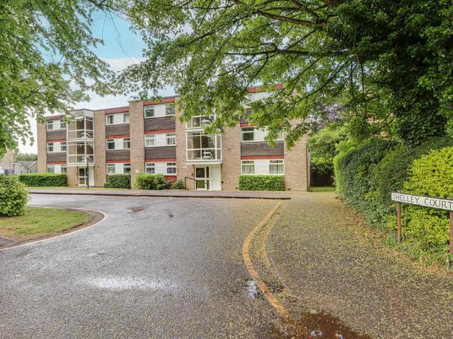 Flat for sale in Hatching Green, Five Acres