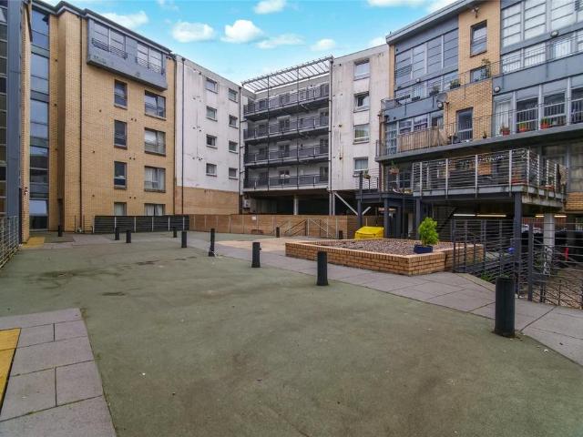 Flat for sale in Strathbungo, Scotland