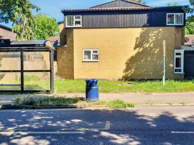 Flat for sale in Laindon, Essex