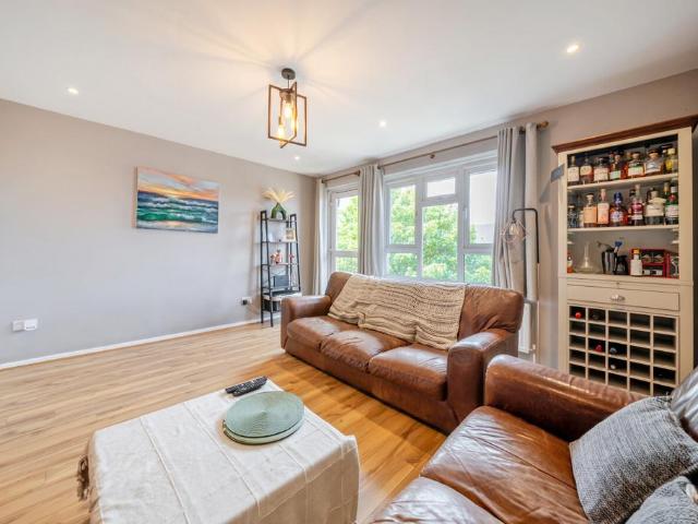 Flat for sale in Stockwell, Greater London