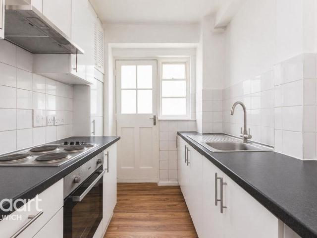 Flat for sale in East Dulwich, Greater London