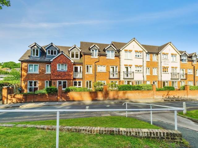 Flat for sale in Hillview, Surrey