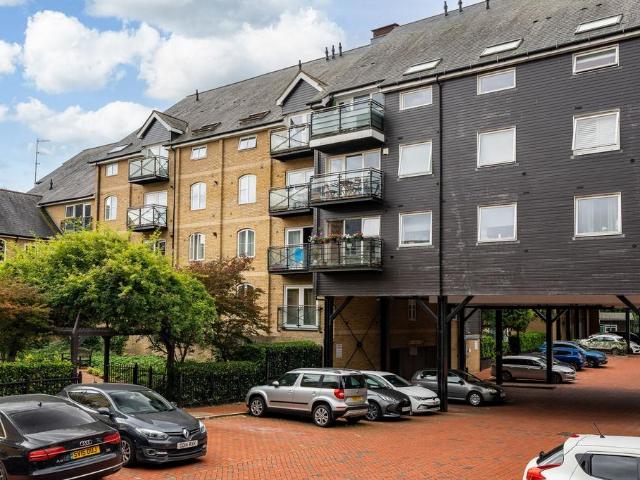 Flat for sale in Kings Hill, Colliers End