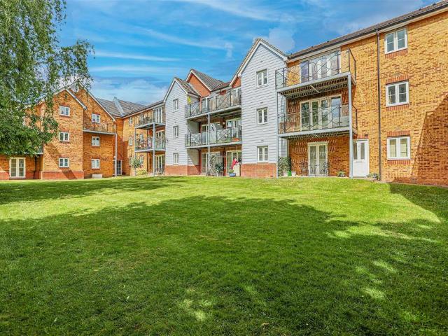 Flat for sale in Pouchen End, Hertfordshire