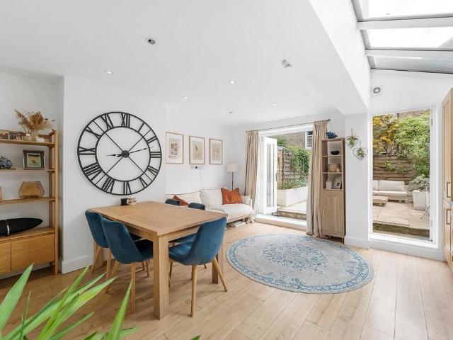 Flat for sale in Stockwell, Greater London