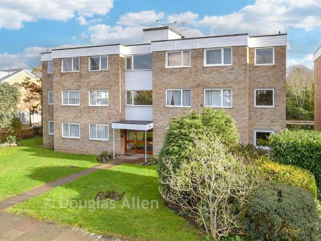 Flat for sale in Barkingside, Greater London