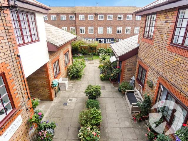 Flat for sale in New Eltham, Greater London