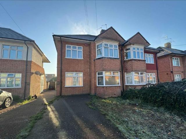 Flat for sale in London Borough of Hounslow, Greater London