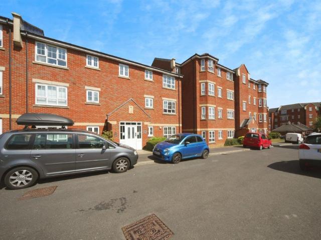 Flat for sale in Dunstable, Bedfordshire