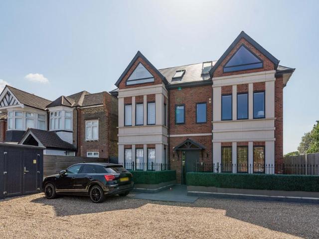 Flat for sale in London Borough of Ealing, Greater London