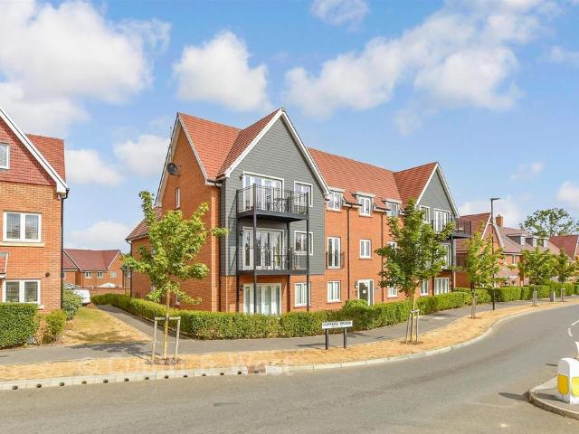 Flat for sale in Kilnwood Vale, Horsham