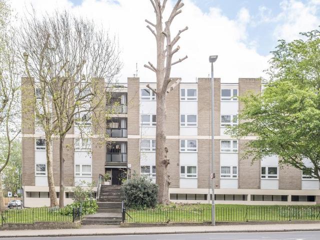Flat for sale in Putney, Greater London