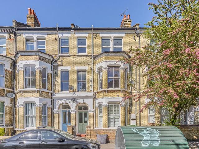 Flat for sale in Stockwell, Greater London