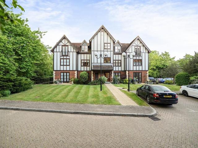 Flat for sale in Hillview, Surrey