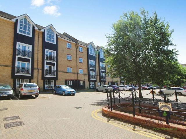 Flat for sale in Pouchen End, Hertfordshire