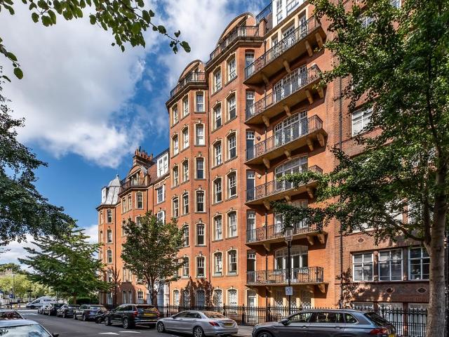 Flat for sale in Kensington, Greater London