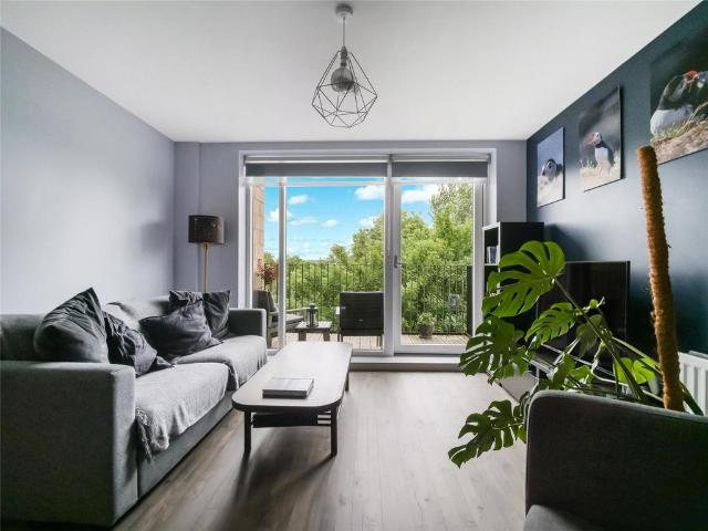 Flat for sale in Oatlands, Scotland