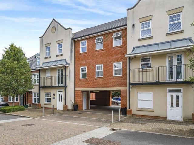 Flat for sale in Bromley Common, Greater London