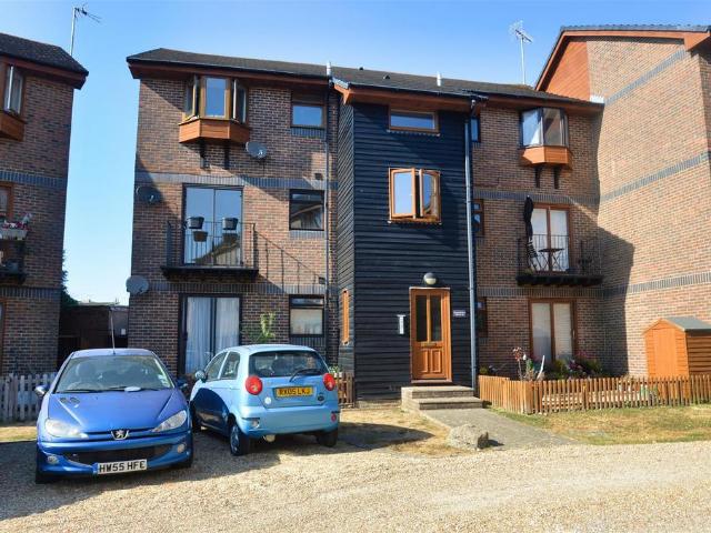 Flat for sale in Oakfield, Ryde