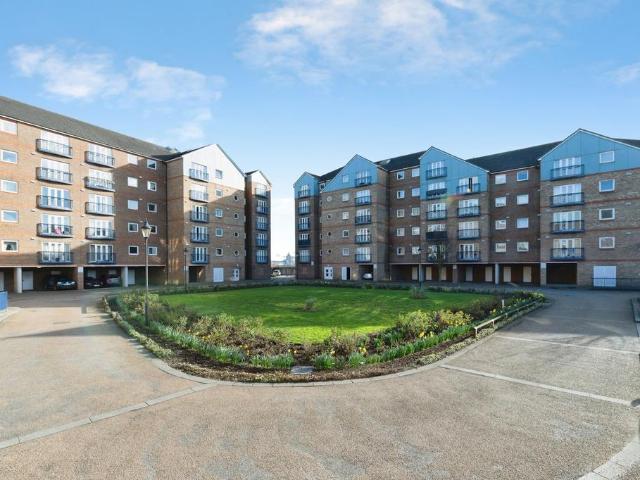 Flat for sale in Grays, Essex