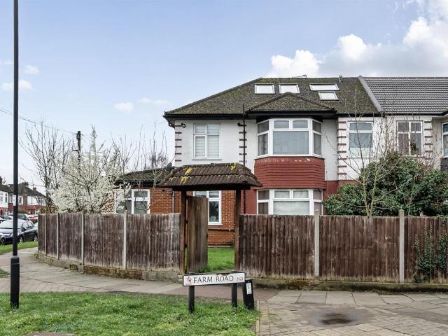 Flat for sale in Winchmore Hill, Edmonton