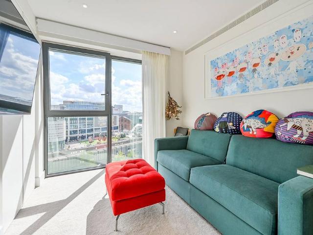 Flat for sale in Shepherd's Bush, Greater London