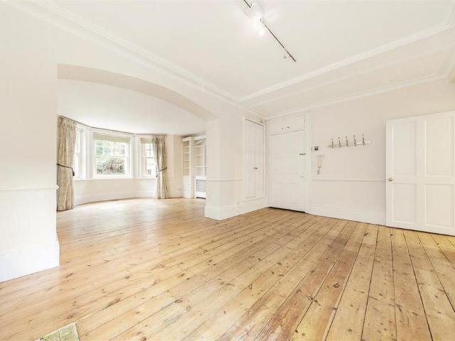 Flat for sale in Battersea, Greater London
