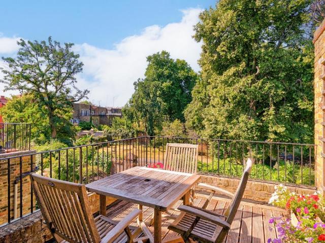 Flat for sale in Earl's Court, Isle Of Man