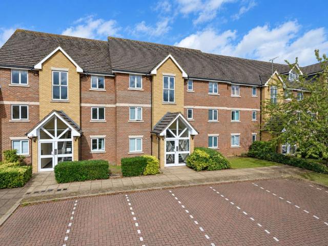 Flat for sale in Watford Heath, Watford