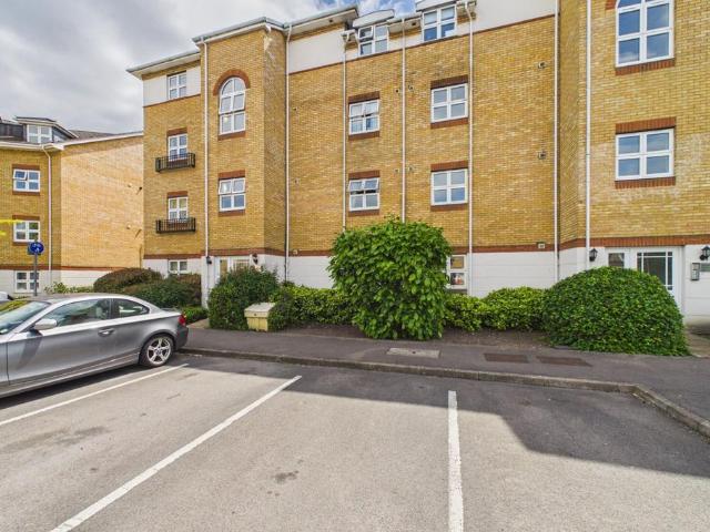 Flat for sale in Easthampstead, Bracknell