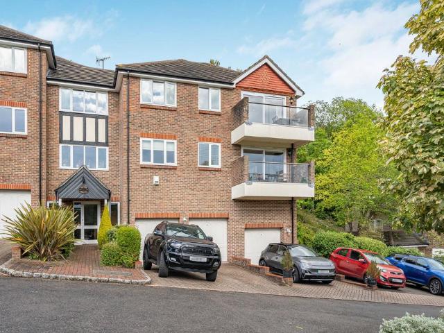 Flat for sale in Hillview, Surrey