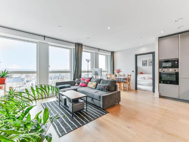 Flat for sale in London Borough of Croydon, Waddon