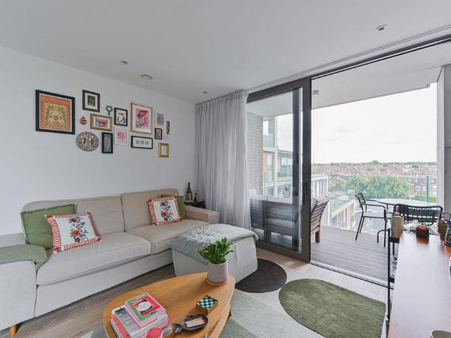 Flat for sale in London Borough of Wandsworth, Greater London