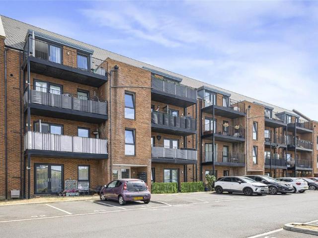 Flat for sale in Strood
