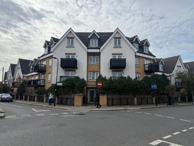 Flat for sale in London Borough of Ealing, Greater London