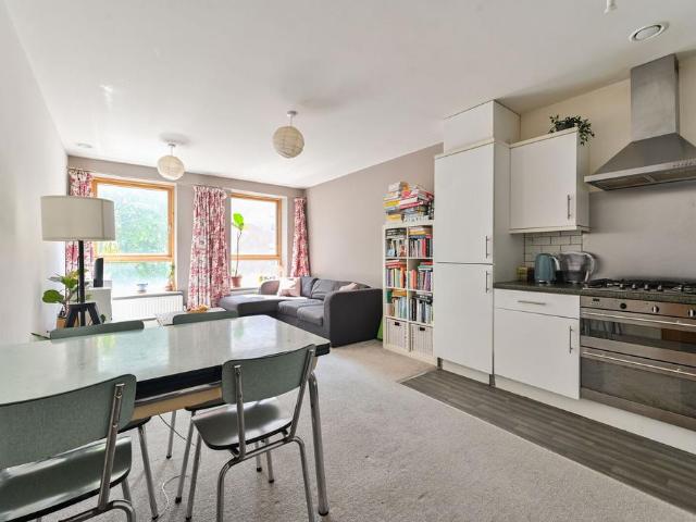 Flat for sale in Stockwell, Greater London