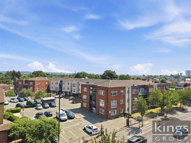 Flat for sale in Freezywater, Greater London