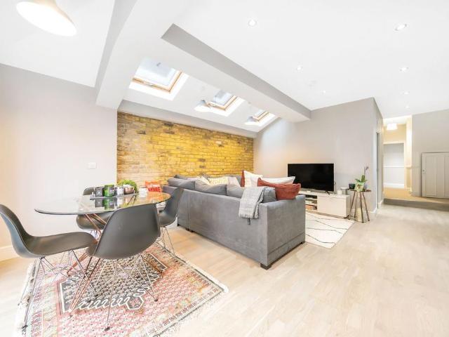 Flat for sale in Earlsfield, Greater London