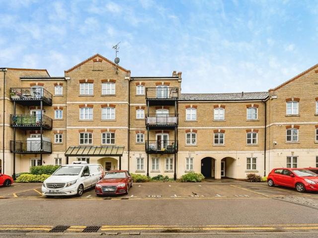 Flat for sale in Southcourt, Aylesbury