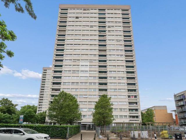 Flat for sale in Bromley-by-Bow, Bow