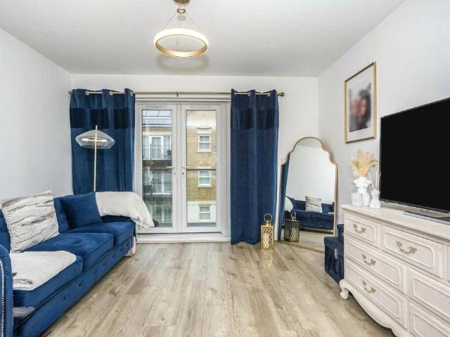 Flat for sale in Monks Orchard, Kent