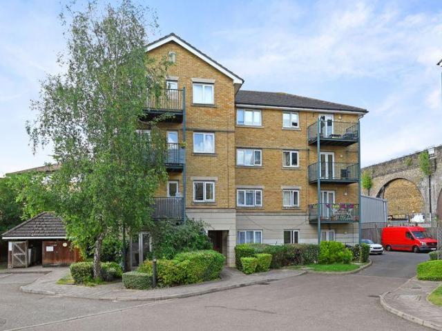 Flat for sale in Lane, Greater London
