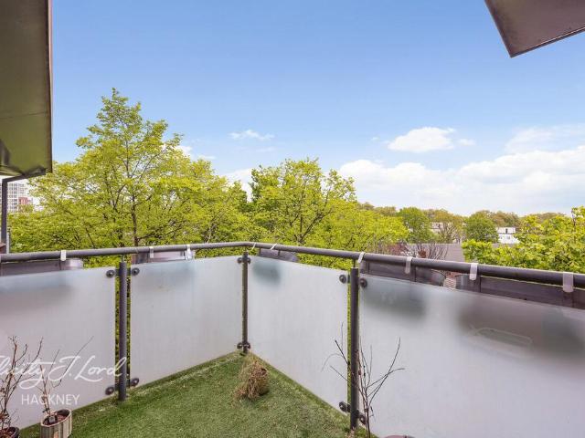 Flat for sale in Shacklewell, Greater London