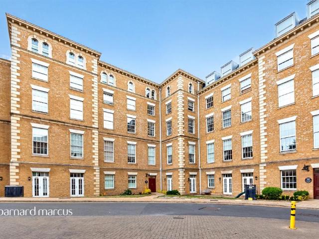 Flat for sale in Friern Barnet, Greater London