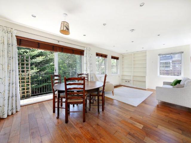 Flat for sale in Battersea, Greater London