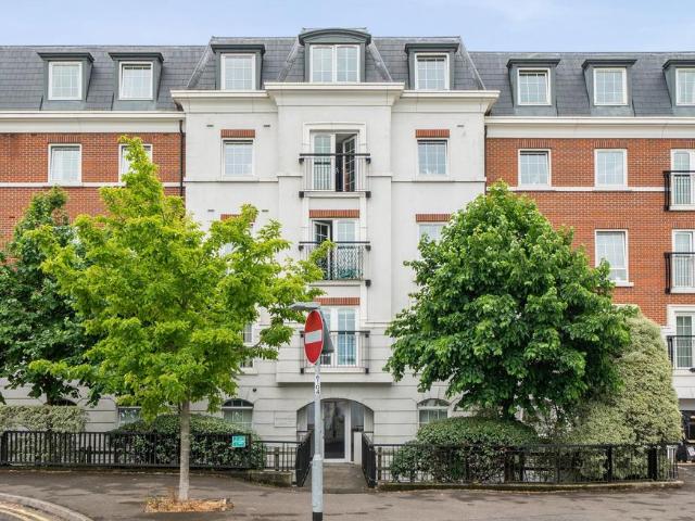 Flat for sale in Woodcote, Epsom