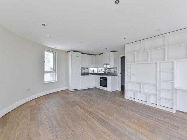 Flat for sale in Clapham, Greater London