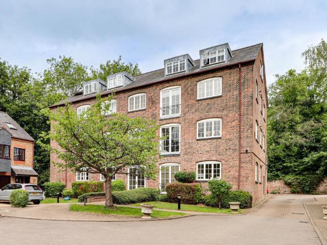 Flat for sale in St Albans, Five Acres
