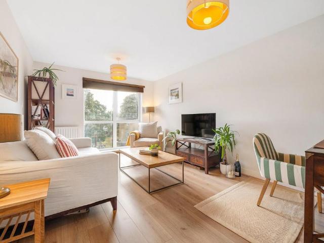 Flat for sale in London Borough of Lambeth, Greater London